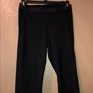 NIKE Cropped Leggings
